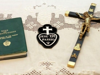 The Rule and Constitutions, Sign and Cross that Passionists receive at Profession.
